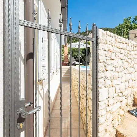 Neresi - Charme Holidays